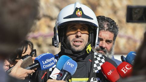 Pablo Bail�n, jefe de bomberos del simulacro de rescate, atiende a la prensa antes de previo a la puesta en marcha este martes, con un simulacro a modo de prueba, de la implantaci�n del Plan de Autoprotecci�n de los t�neles ferroviarios de Pajares y el de Asistencia a V�ctimas de Accidentes Ferroviarios y sus Familiares