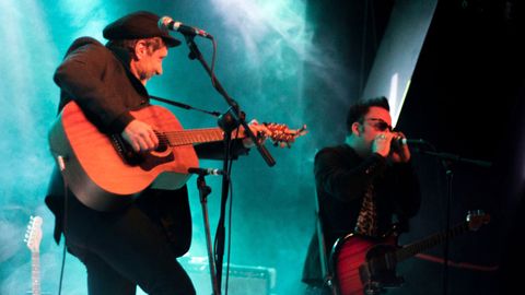 Jonathan Donahue y Grasshopper, de Mercury Rev, durante su actuaci�n en el Gij�n Sound Festival