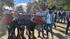 El alcalde de A Veiga, Juan Anta, y la secretaria xeral del PPdeG, Paula Prado, en la feria Expo Crianza de Trevinca