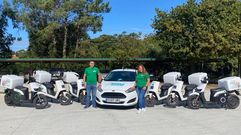 Antonio Lua�a y Beatriz Castro, con las motos que utilizar� su empresa para el reparto de comida a domicilio en Monforte