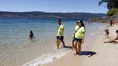 Socorristas este verano en la playa de Portocelo, en Mar�n