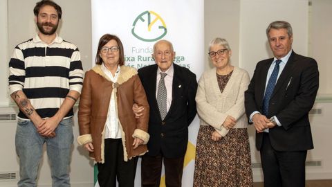 De izquierda a derecha, los investigadores lvaro Arana y Laura Snchez Pin, Toms Notario, la investigadora Mercedes Novo y el director general de Caixa Rural Galega, Jos Manuel Lpez