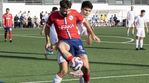 El delantero del Pra��a intenta controlar un bal�n frente al Club do Mar