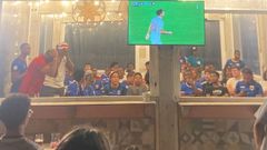 La afici�n espa�ola sigue en una pantalla del chiringuito burelense O Rinc�n a p� de praia el partido de Espa�a, mientras que enfrente, en otra pantalla, los caboverdianos disfrutan de su selecci�n en otro monitor