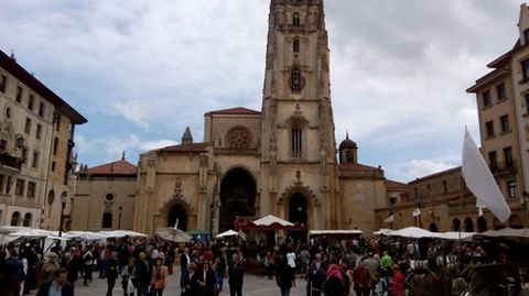 Merc�u Astur en la plaza de la Catedral
