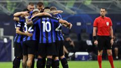 Jugadores del inter celebran su tercer tanto en el partido ante el Viktoria Plzen.