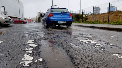 Estado del asfalto en la calle Jos� V�zquez Rozas, en Someso