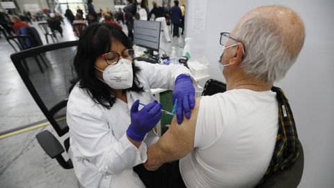 Un hombre, vacun�ndose con Pfizer en el Ifevi de Vigo