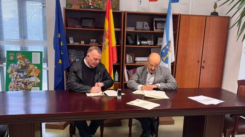 Armesto y Quiroga durante la firma del convenio de colaboraci&oacute;n