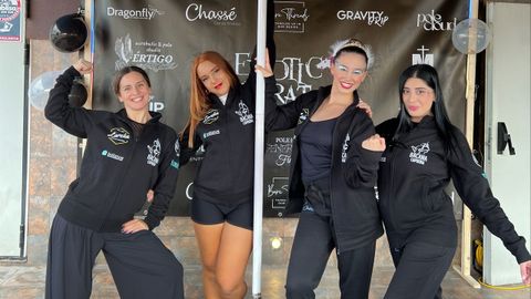 De esquerda a dereita: Eva Lede, propietaria de Chass� Centro Art�stico de Ribadumia e as s�as alumnas de pole dance Ester Dom�nguez, Laura Otero e Nuria Agra.