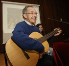 �ngel Carracedo, ayer, guitarra en mano en el Alfredo Bra�as. 