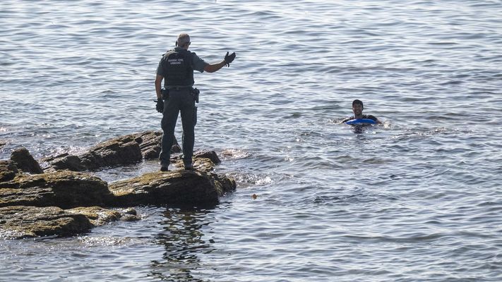Un guardia civil avisa a una persona que podr&iacute;a estar intentando acceder a nado a Ceuta
