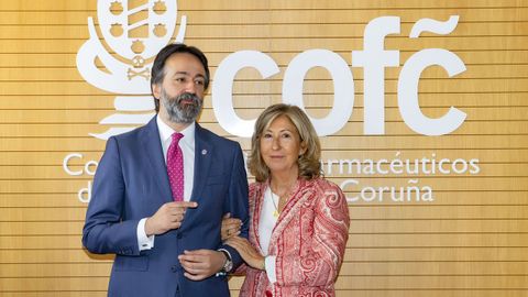 Héctor Castro Bernardino, antiguo presidente del Colegio de Farmacéuticos, junto a Sara Catrain González, nueva directora