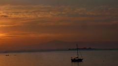 Amanecer en la r�a de Arousa con la silueta de la isla de R�a al fondo