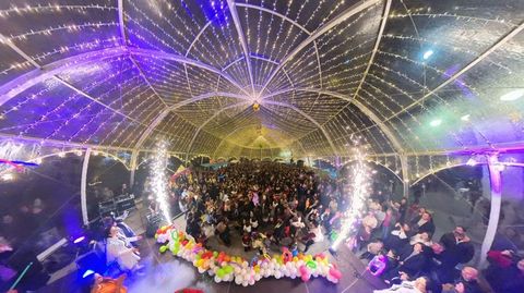 SER� POR LUCES. Desde hace unos a�os, concellos como Vimianzo (en la imagen) apuestan de manera decidida por la iluminaci�n navide�a. Es evidente que, al contrario que Vigo, no va a ser el principal motor de acogida de visitantes,  porque ya solo la emigraci�n es la que destaca en todos los frentes de procedencia. Pero es un atractivo m�s que sumar para quienes apuestan por la Costa da Morte.