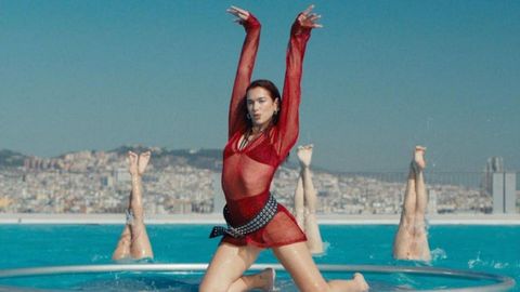 Dua Lipa en su nuevo videoclip