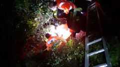 Los Bomberos de Santa Comba tuvieron que emplear material de rescate en altura para asistir a la joven en Val do Dubra