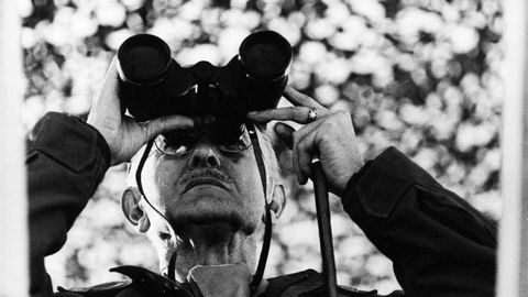 El capit�n general de la I Regi�n Militar, Guillermo Quintana Lacaci, mirando por unos prism�ticos durante unas maniobras de la Divisi�n Acorazada Brunete.