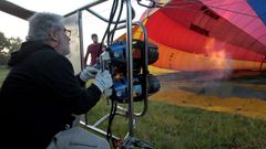 Preparativos de despegue de un aerostato de Globos Boreal en Taboada