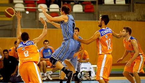 El breoganista Leonavicius, rodeado por tres jugadores del B�squet Coru�a.