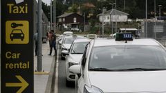 Parada de taxis en el aeropuerto de Alvedro.