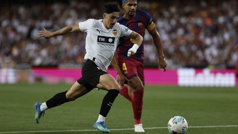 El delantero del Valencia Diego L�pez pelea un bal�n con Ronald Ara�jo, del Barcelona