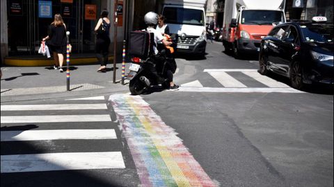 Paso de peatones pintado en una calle de Pars para conmemorar el Da del Orgullo