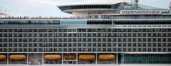 El buque  �Independence of the Seas�, uno de los barcos m�s grandes que pasan de forma bastante habitual por Galicia, saliendo del puerto de Vigo. 