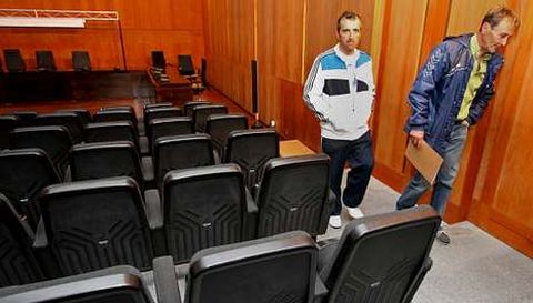 Diego Gondar, a la derecha, abandona cabizbajo una de las asambleas celebradas para buscar, sin �xito, un presidente.