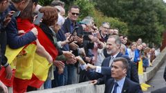 Felipe VI salud� a los lucenses que acudieron a recibirlo