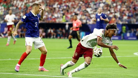 Lamine Yamal se queja de una entrada recibida por Digne.