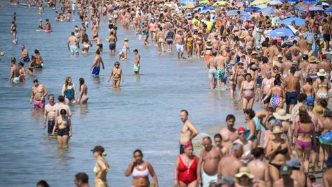 Los bañistas han abarrotado durante estos días la playa de Silgar, en Sanxenxo.