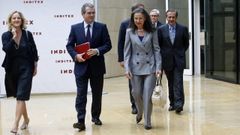 Pablo Isla, a su llegada a la junta general de accionistas en la que fue nombrado presidente de Inditex, en julio del 2011. A su izquierda, Flora P�rez, esposa de Amancio Ortega