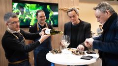 Alberto, a la izquierda, acudi� el pasado mes con la Deputaci�n da Coru�a a Madrid Fusi�n, el principal foro profesional de alta gastronom�a. Llev� vinos de la provincia, que sirvi� a los reconocidos chefs Torres