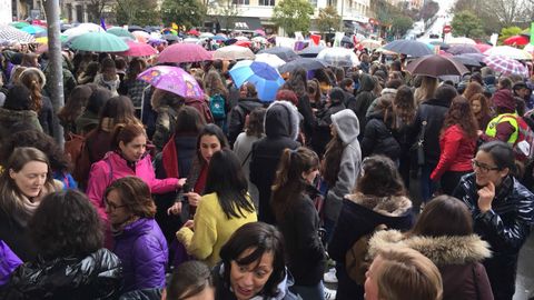 Centenares de mujeres se concentran esta ma�ana en la praza Roxa de Santiago