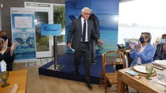 Mart�n Fragueiro, director gerente de Opromar, present� el superalimento en la celebraci�n del 35 aniversario de esa organizaci�n, a la que entre otros, acudieron la conselleira de Mar y la secretaria general de Pesca (a la derecha, aplaudiendo)