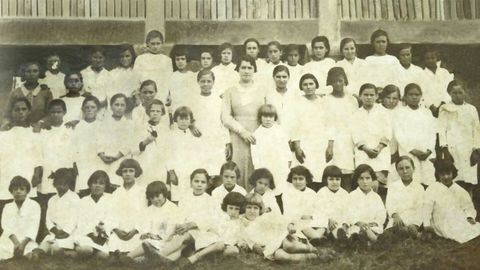 Imagen de la escuela de ni�as de Carracedo, en Caldas, con la profesora Pilar Poza Juncal