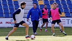 Mois�s Pereiro (con el bal�n) se perfila como una de las novedades en el once titular.