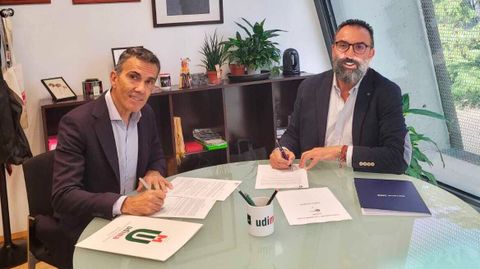 Juan Luís Rubio, vicerrector de la UDIMA y Francisco Álvarez, CEO de Aerocamaras, en la firma del convenio.