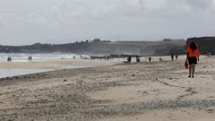 Socorristas en la playa de Coto, en Barreiros