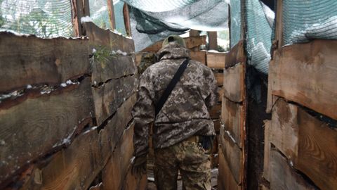 Un soldado ucraniano recorre una trinchera en J�rkov.