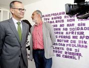 V�zquez y Tour�s atendieron a los medios junto a los versos de Rosal�a de Castro que ilustran el centro. 
