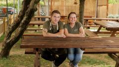 El cocinero melidense Andr�s Torreiro junto a su madre y socia, Maribel �lvarez, en la terraza del restaurante D'Obra no cami�o, ubicado en el n�mero 15 de la r�a Cami�o Vello de Santiago.