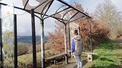 Uno de los hermanos de Tuxe, en la marquesina de Outeiro