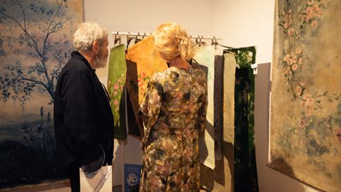 Lorenzo Caprile visita en el marcado Artesanamente el estand deMarica de Berza, de decoracin artesanal y complementos