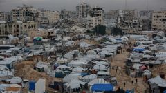 Tiendas de desplazados entre la ruinas de la ciudad de Gaza.