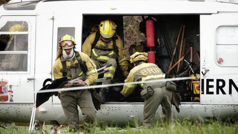 Bomberos de Asturias trabajan para extinguir las llamas en un incendio forestal