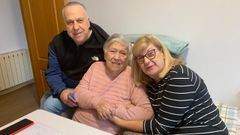 La italiana Sebastiana Savasta, con su hijo Victorio y su nuera, Ana, en su casa de Bergondo, donde cumpli� 100 a�os