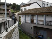 La vivienda de O Fonsill�n, pegada a una rotonda. 