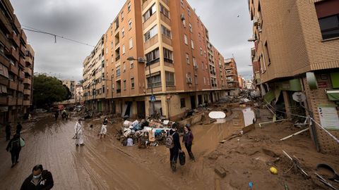 Voluntarios limpian las calles de Paiporta, zona cero de la dana